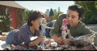 Barbie divulga seu novo comercial Pais e Filhas brincando