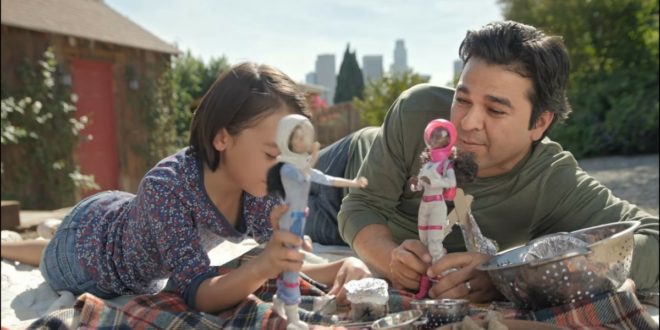 Barbie divulga seu novo comercial Pais e Filhas brincando