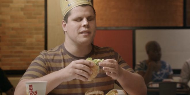 Agência David cria para Burger King um comercial que valoriza a participação de deficientes visuais e disponibiliza o recurso da audiodescrição.
