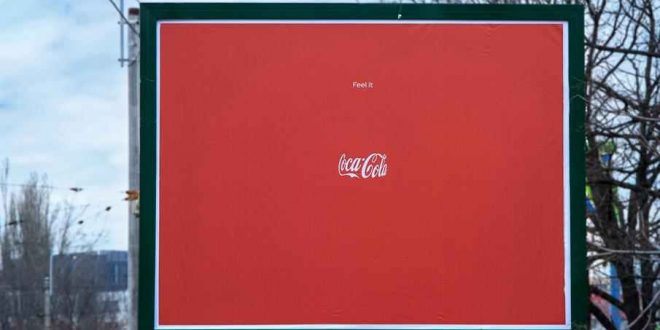 Coca-Cola lança "Sinta Isso" com imagem tridimensional de garrafa